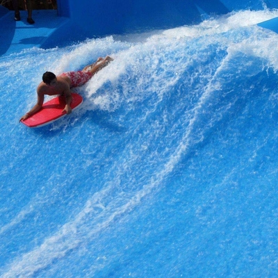 ورزشهای آبی بازی Flowrider آب سوار برای اسلاید چاپ صفحه گشت و گذار ورزشی / فایبر گلاس آب