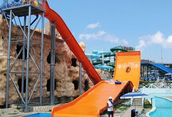 سرسره آبی U شکل دو نفره با هیجان Wall-Ride 13 متری، ظرفیت 480 سوار در ساعت و فضای جمع و جور 21×58 متر