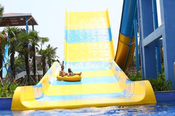 سرسره آبی U شکل دو نفره با هیجان Wall-Ride 13 متری، ظرفیت 480 سوار در ساعت و فضای جمع و جور 21×58 متر